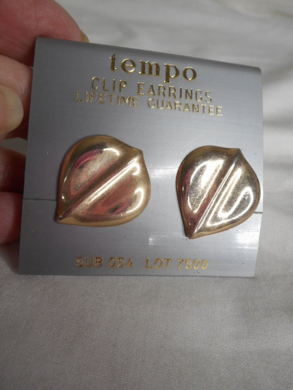 Vintage 1980s goldtone Abstract leaf Earrings Clip on Costume jewelry - Picture 3 of 3